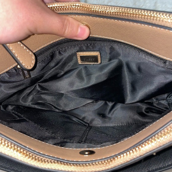 Guess purse - Picture 5 of 10